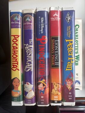 VHS bundle: Pocahontas, Aristocats, Pinocchio, Lion King 2, Peter Pan, Charlotte